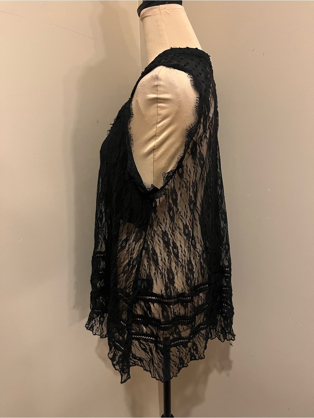 POL Black Lace Sleeveless Knit Top - Lightweight Feminine, cropped lining,size M - Picture 4 of 8